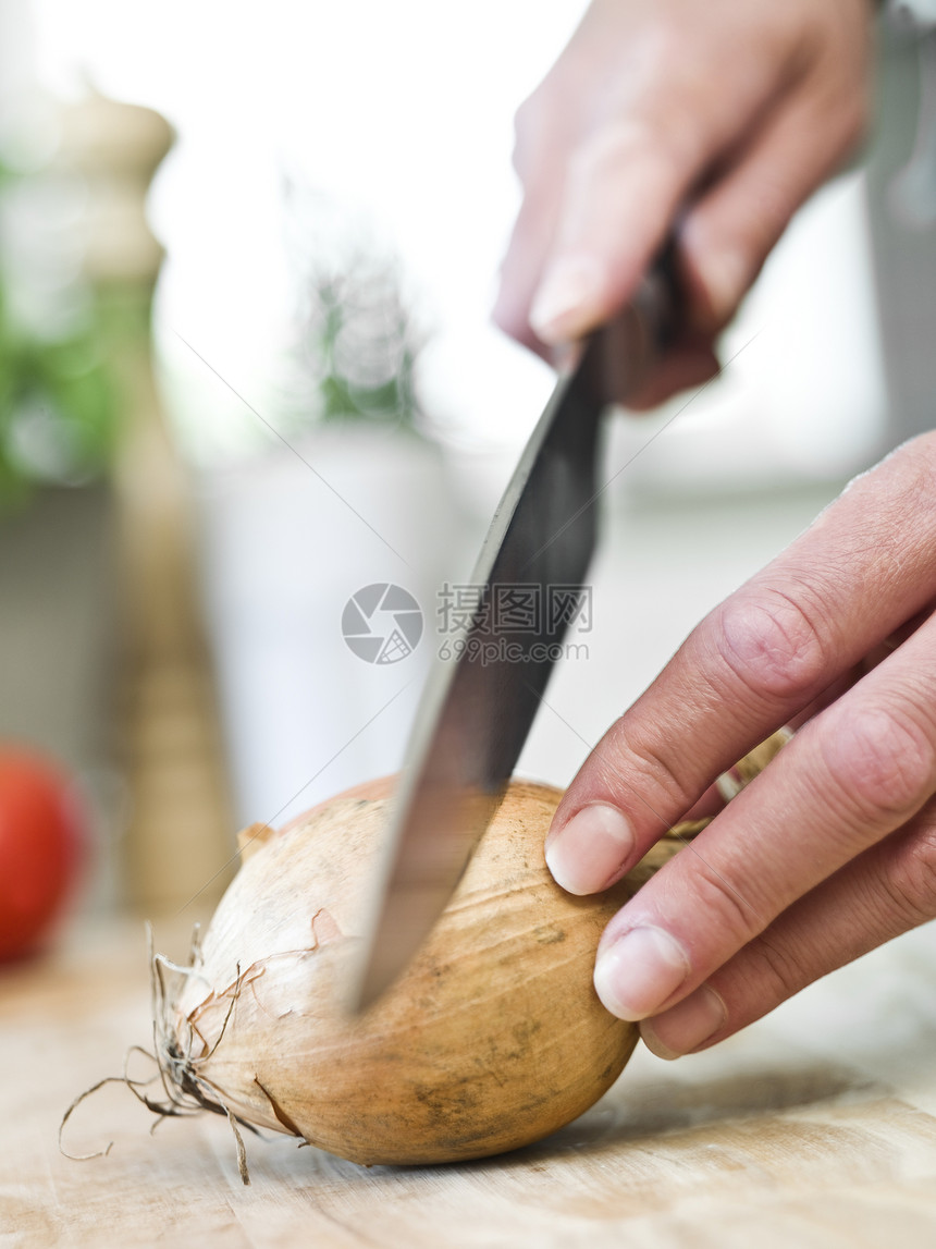 切洋葱烹饪女士厨房砧板宏观菜刀短焦人类蔬菜食物图片