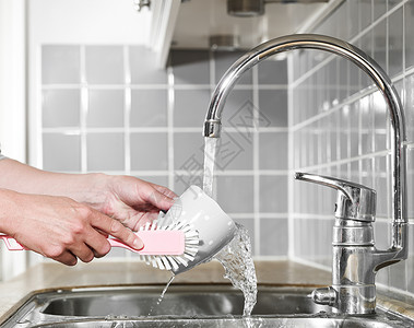 洗碗水洗咖啡杯盘架卫生餐具肥皂水液体勺子金属洗涤海绵玻璃背景