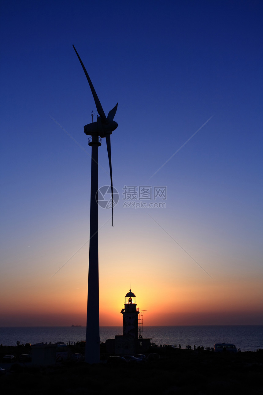 灯塔 风力涡轮机和日落图片