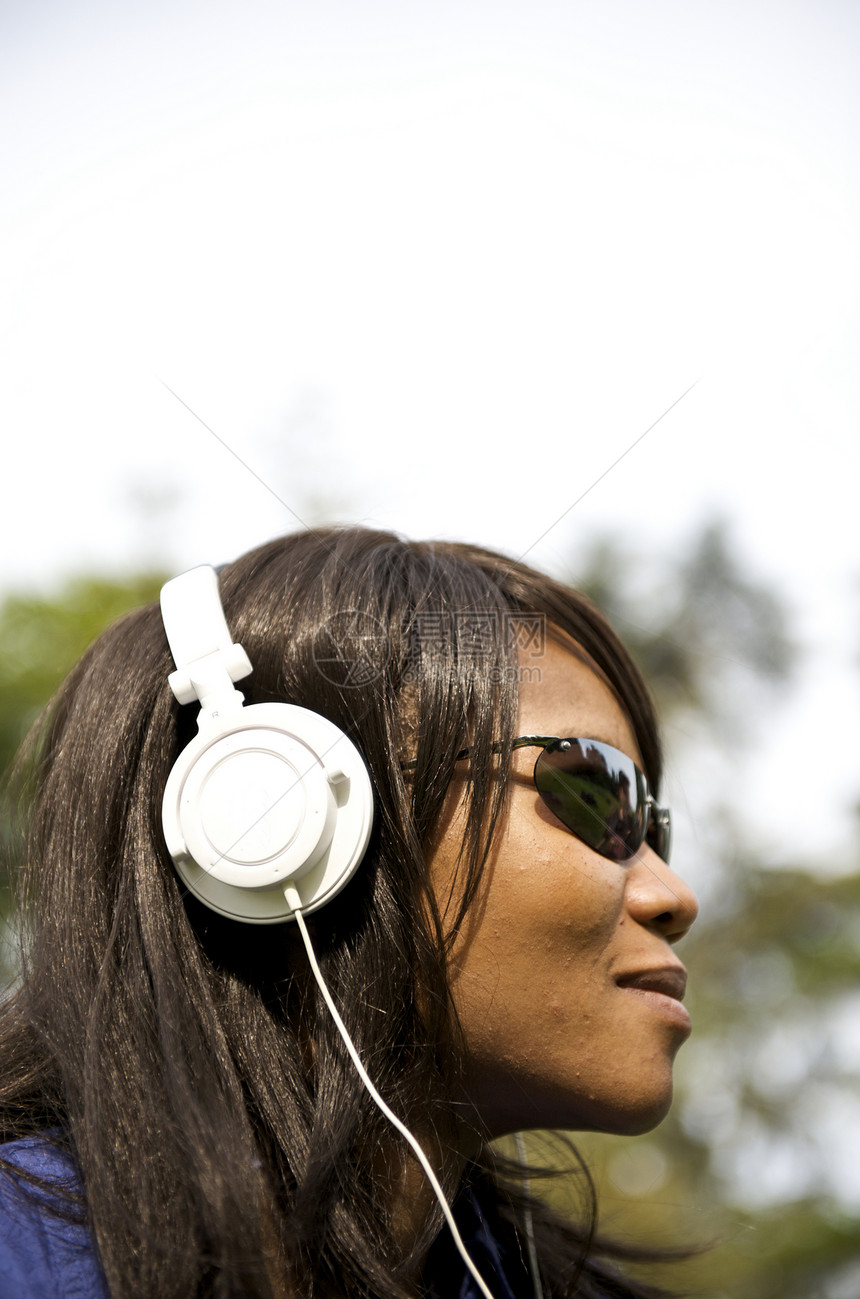 听音乐音乐女孩享受娱乐女士乐趣青年技术姿势黑色图片