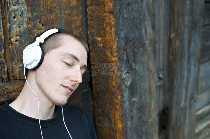 听音乐立体声耳机青年冒充姿势音乐播放器音乐男人娱乐白色图片