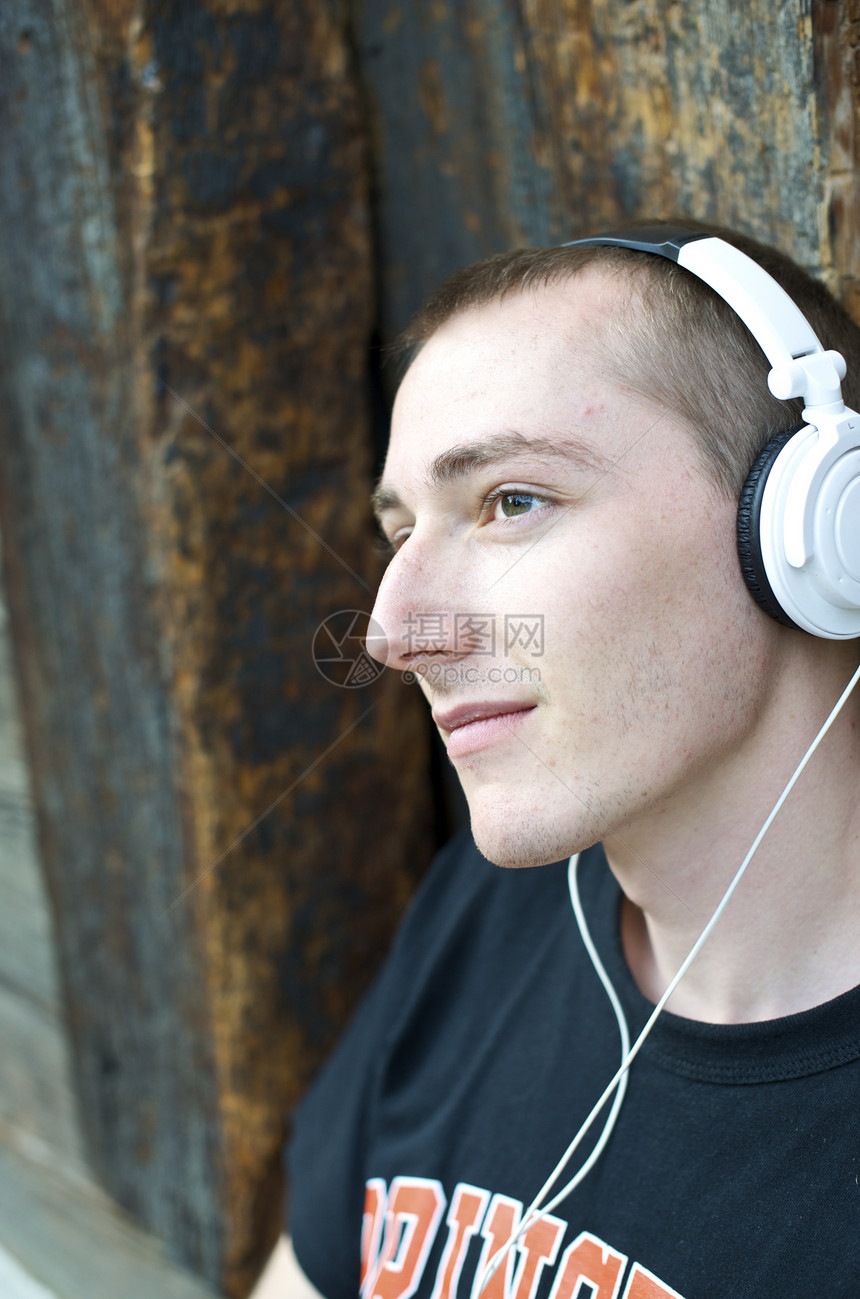 听音乐娱乐男人青年耳机白色音乐男性学生姿势冒充图片