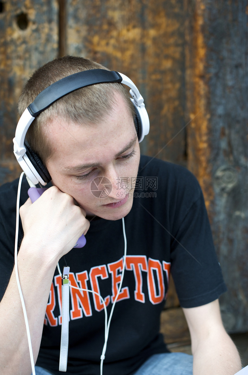 听音乐立体声耳机男人冒充音乐播放器学生音乐青年男性白色图片