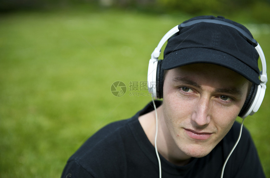 听音乐男人青年娱乐音乐白色姿势音乐播放器冒充耳机立体声图片