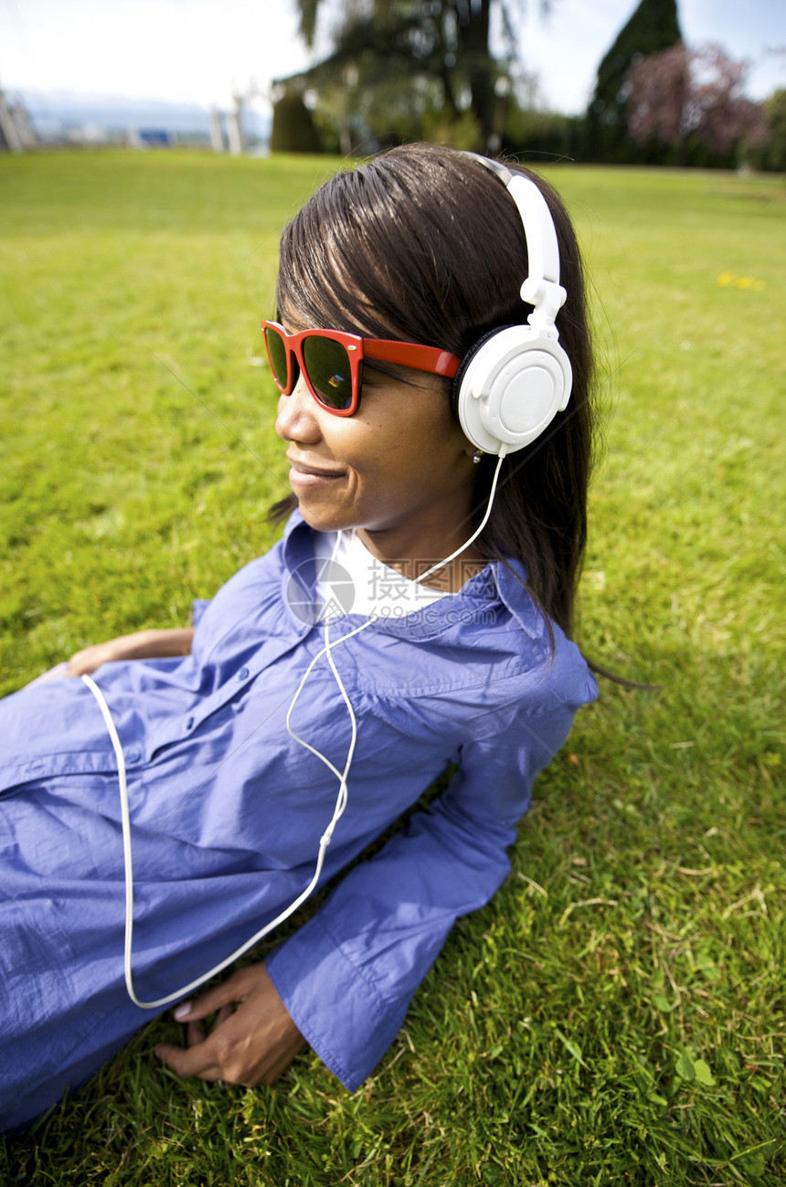 听音乐音乐播放器女孩技术冒充娱乐耳机微笑黑色姿势音乐图片