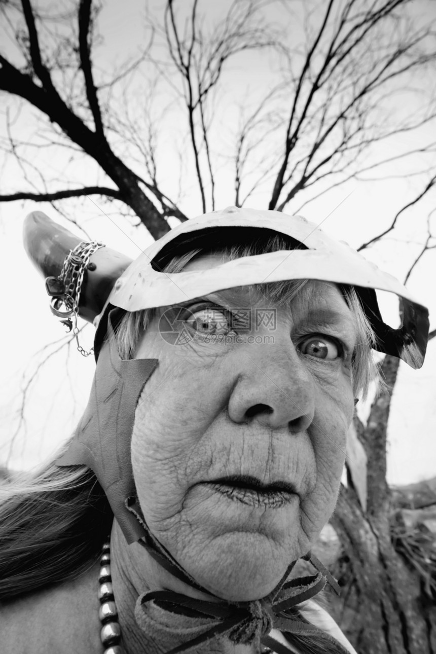 疯狂的维京女神皱纹老年女性喇叭灰色长老眼睛头盔海盗图片