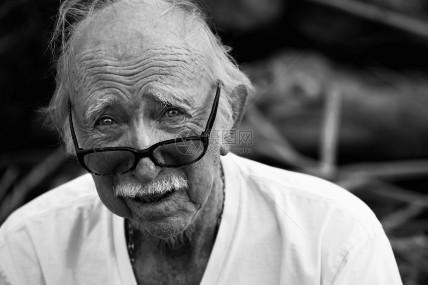穿T恤衫和戴眼镜的老年人眼镜皱纹灰色胡子男性成人老年长老图片