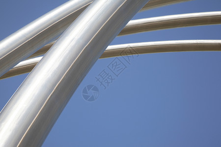 金属条天空框架管子蓝色背景图片