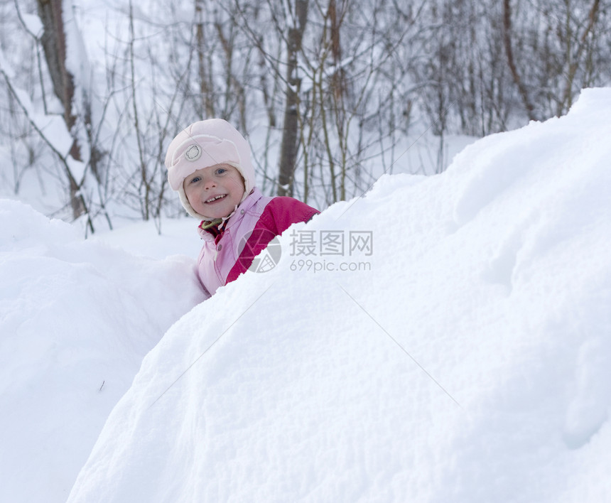 儿童在雪中玩耍帽子青年童年喜悦幸福娱乐快乐微笑孩子们女孩图片