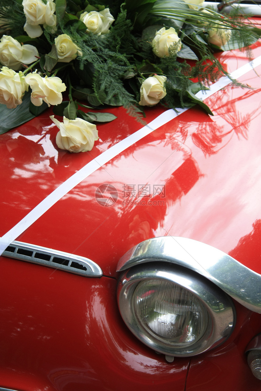 一辆红色旧车上的白玫瑰婚姻庆典婚礼合金大灯婚车插花仪式玫瑰计时器图片