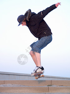 特技演习- 现代青少年在滑板上表演特技背景