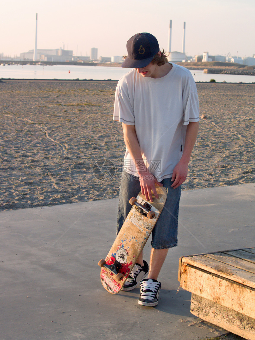 青少年用滑板走路图片