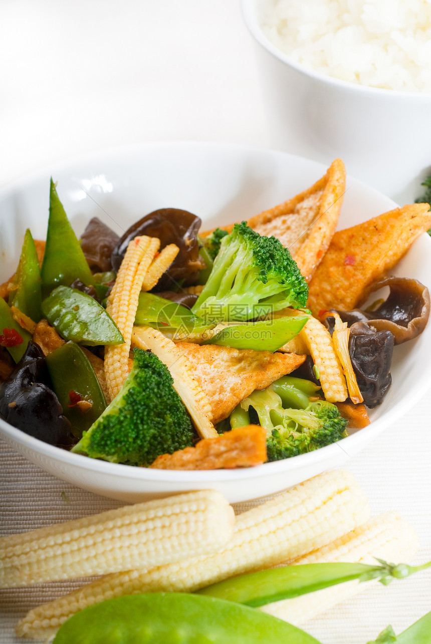 豆腐和蔬菜洋葱盘子营养胡椒午餐食物油炸竹子发芽玉米图片