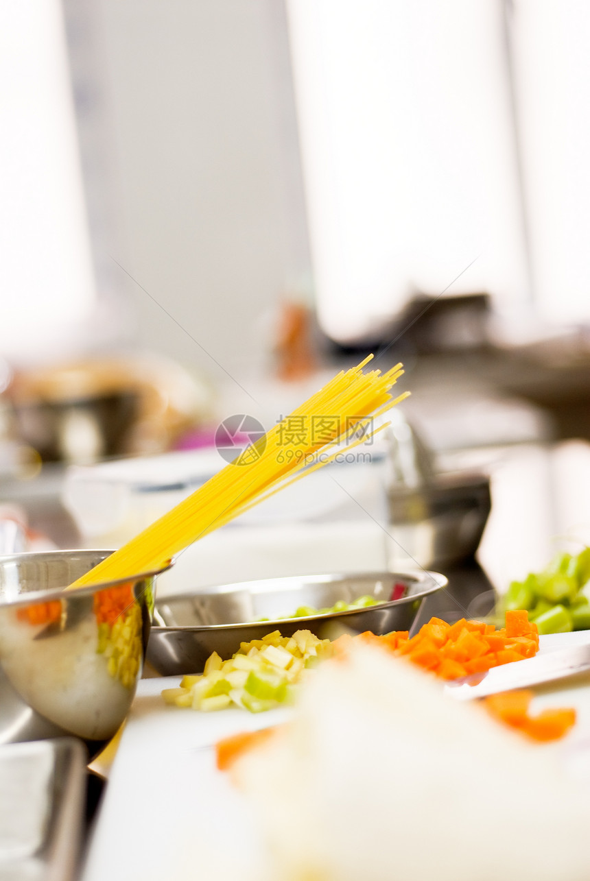 厨房里的意大利面不锈钢宏观饮食桌子食物营养砧板餐厅面条美食图片