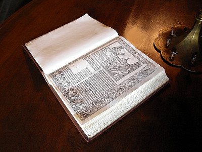 古书打印桌子床单背景图片