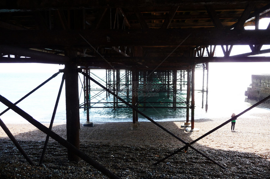 布莱顿码头下材料地标支撑波浪金属建筑底面建筑物海滩海洋图片