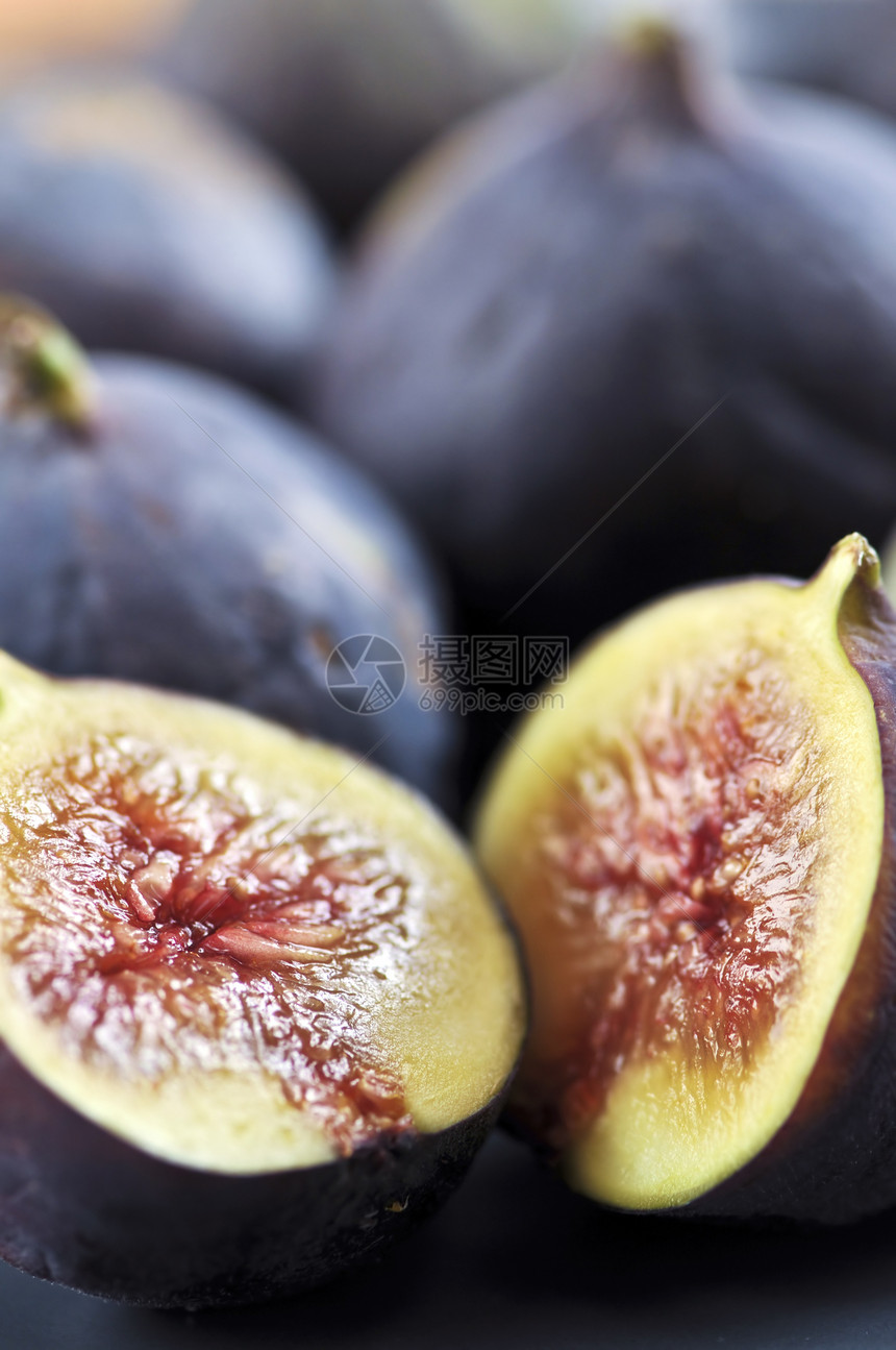 切片无花果圆形宏观紫色红色黄色异国水果果味种子肉质图片