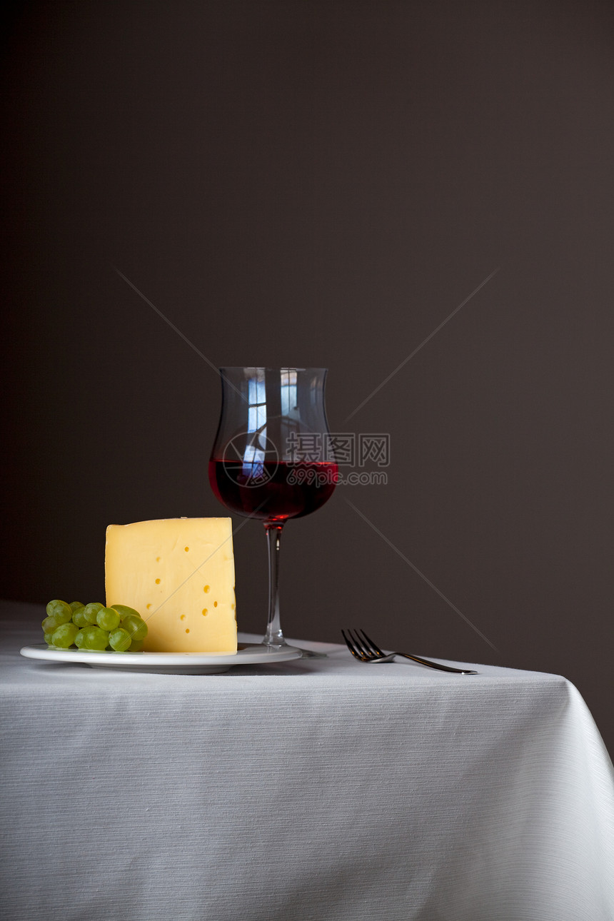 一块奶酪 一堆葡萄和红酒饮料玻璃用餐紫色食物熟食玫瑰反射奶制品美食图片