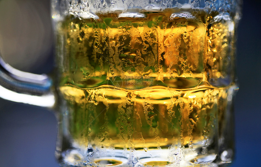 新鲜冷啤酒酒吧泡沫瓶子休息室液体玻璃啤酒厂餐厅气泡派对图片