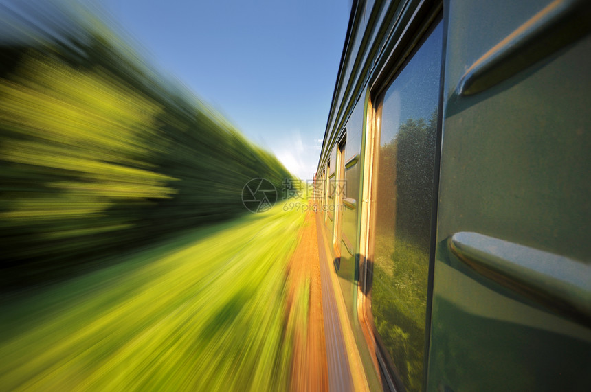 快速坐火车 动作模糊通道管子运动铁轨平台铁路过境速度商业乘客图片