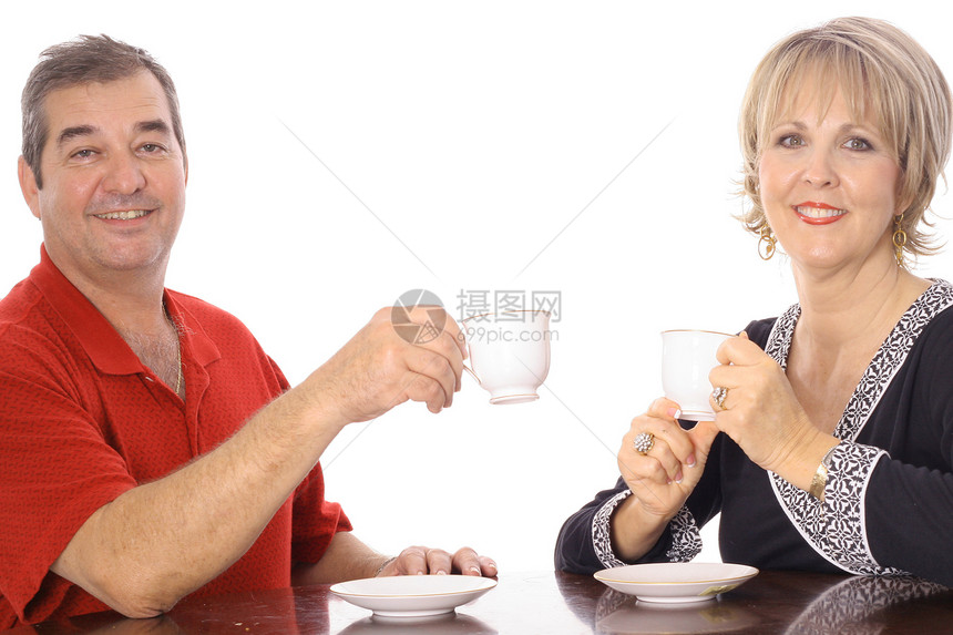 快乐的一对情侣一起喝着白咖啡图片