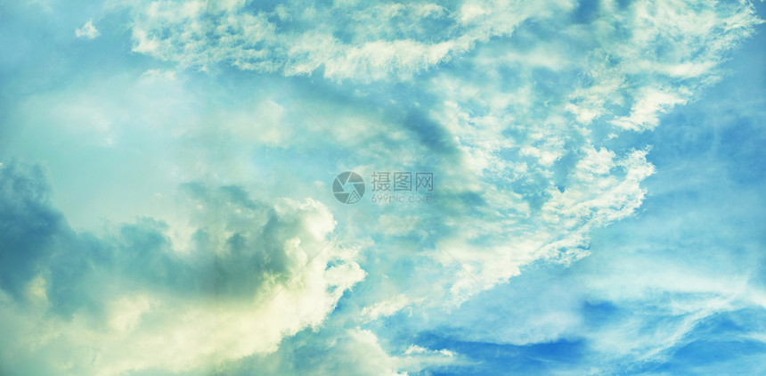 美丽的乌云天空的全景照片图片