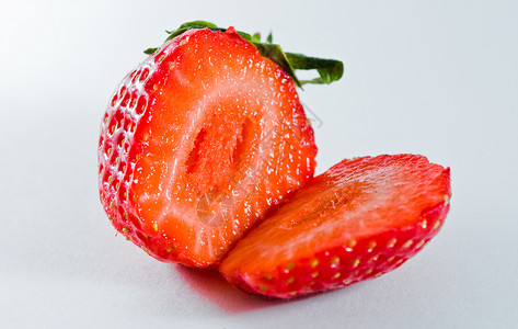 两根草莓食物绿色宏观休息红色白色库存金属种子水果背景图片