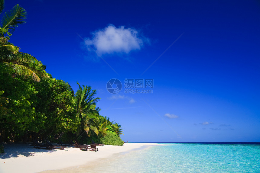 马尔代夫的热带天堂阳光美丽游客旅游游泳蓝色植物假期海洋风景图片