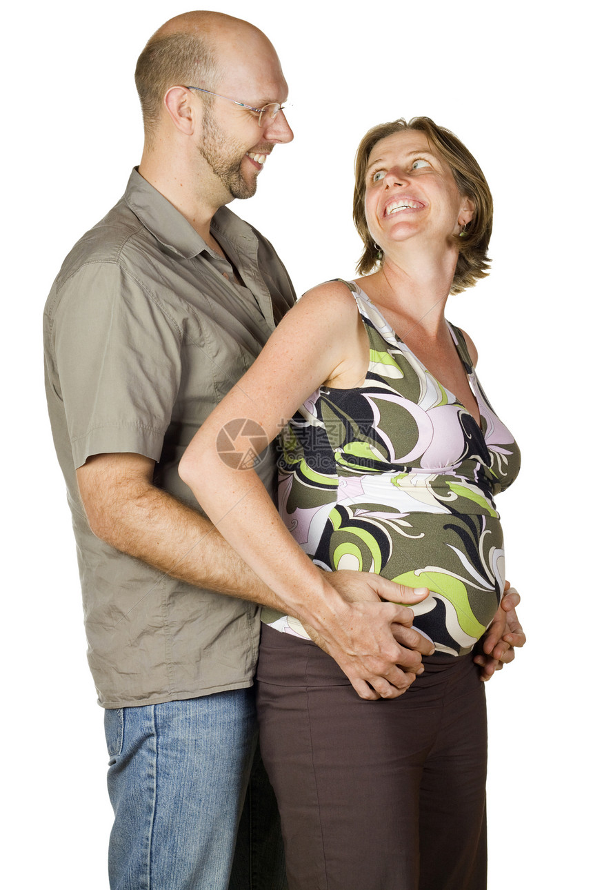 快乐的怀孕夫妇的肖像 看着彼此笑容图片