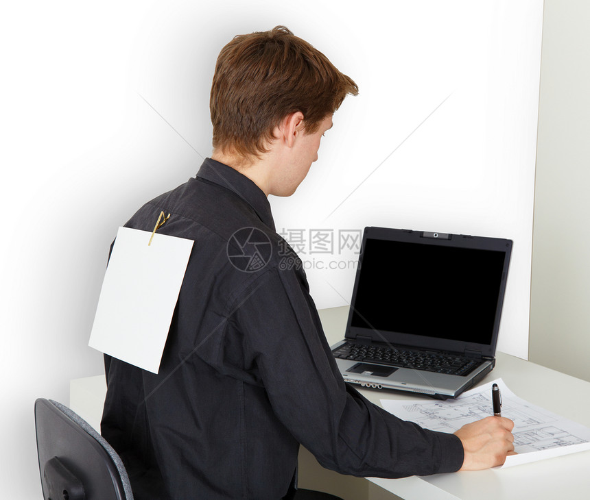 人忙着工作 背上连着一张纸图片