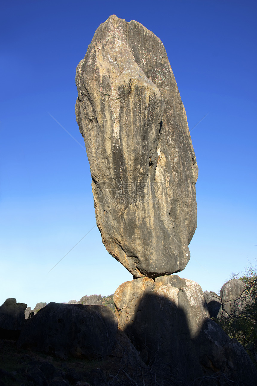令人印象深刻的大平衡石灰岩岩石图片