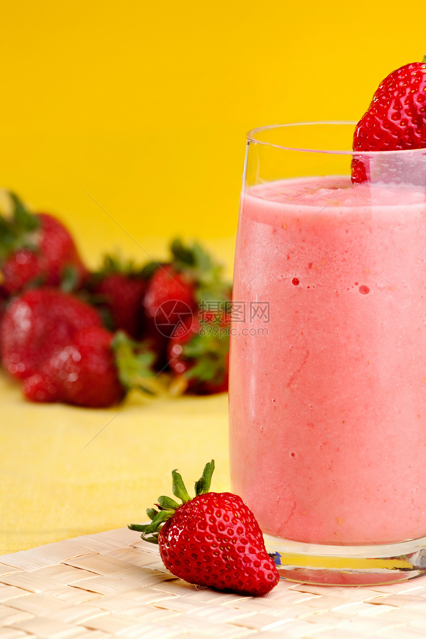 草莓夏季饮料甜点食物果汁饮食营养果味奶昔活力酸奶水果图片