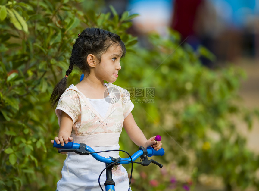 骑自行车的可爱女孩辫子骑术种族童年头发农村孩子队列青年女性图片