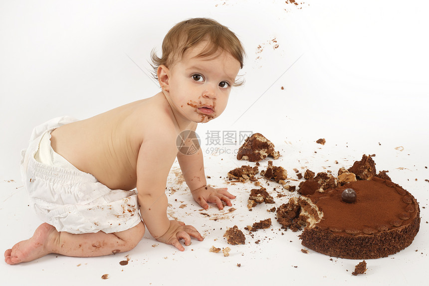 吃巧克力蛋糕的婴儿图片