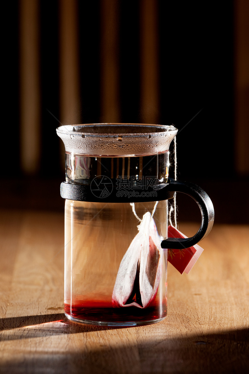清晨茶茶水果早餐红色玻璃茶碗草本杯子蒸汽饮料气泡图片