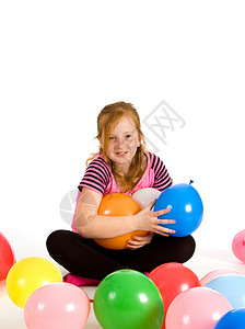 女孩坐在气球里享受白色幸福生日红色派对空气背景图片