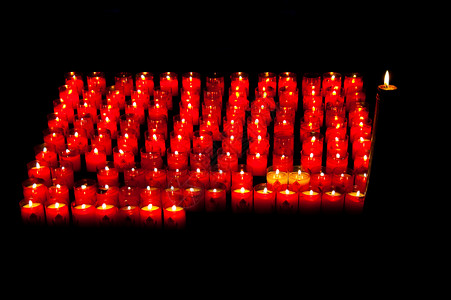 祈祷蜡烛烛光祷告教会橙子黑色火焰大教堂红色背景图片