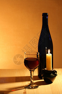 红酒和蜡烛高脚杯酒精餐具纪念日瓶子饮料玻璃周年饮食火焰背景图片