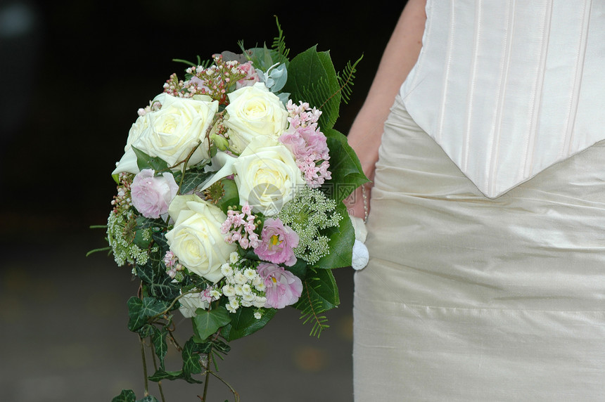 新娘和花束玫瑰女士白色植物群花朵裙子绿色婚礼妻子婚姻图片