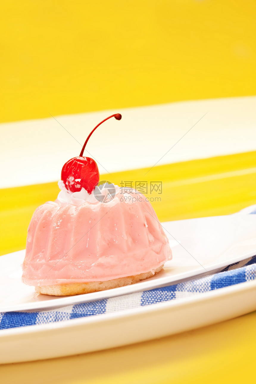 蛋糕甜点盘子糕点粉色奶油食物图片