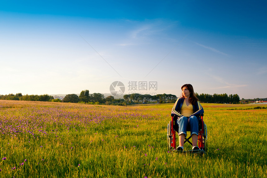 轮轮椅残疾妇女座位卫生椅子喜悦思维情感车轮女孩车辆轮椅图片