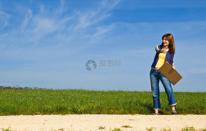 巡回远足女孩场地冒险土地游客便车卡片旅行女性假期远足者图片