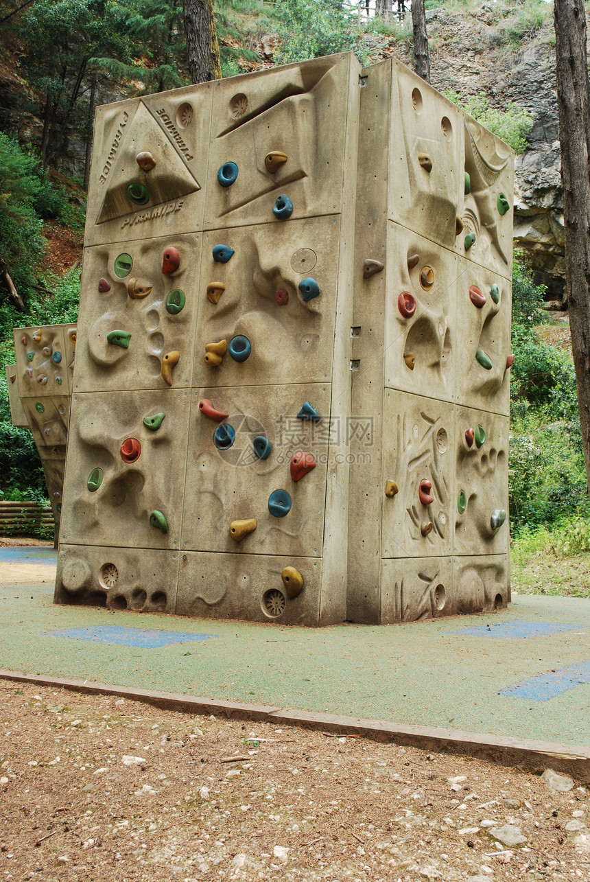 在公园上爬墙锻炼绳索冒险爱好岩石乐趣娱乐闲暇活动安全图片