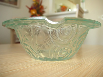 烟灰色家庭玻璃盘子桌子绿色房间器皿背景图片