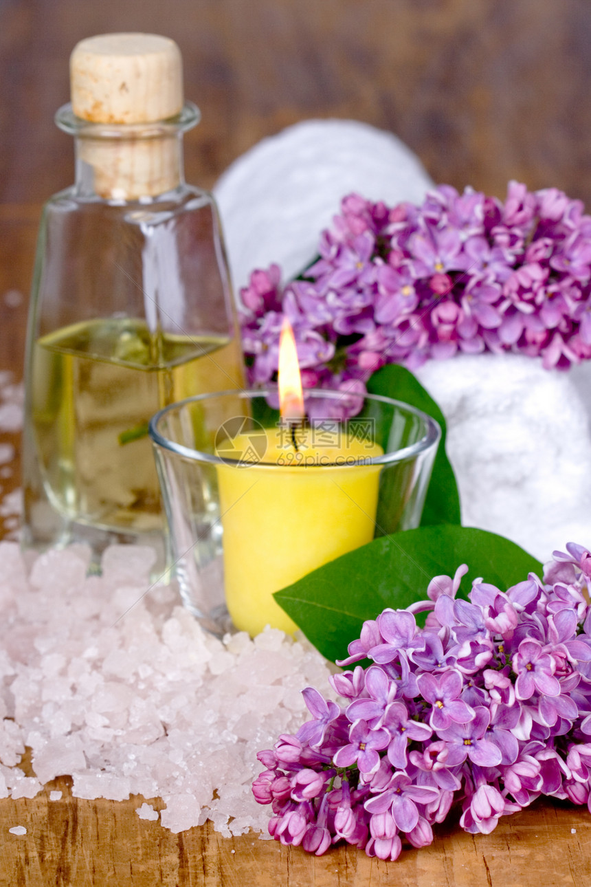 沐浴和泉水皮肤温泉桑拿紫色香水瓶子毛巾冥想身体药品图片