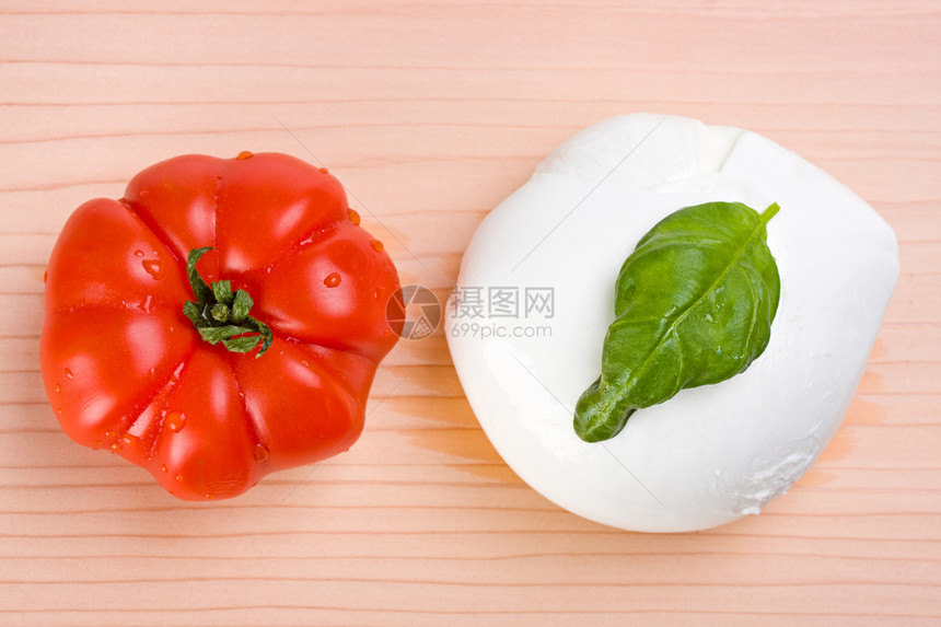西红柿 马扎里拉和Basil起动机沙拉盘子小吃营养美食食物蔬菜烹饪图片