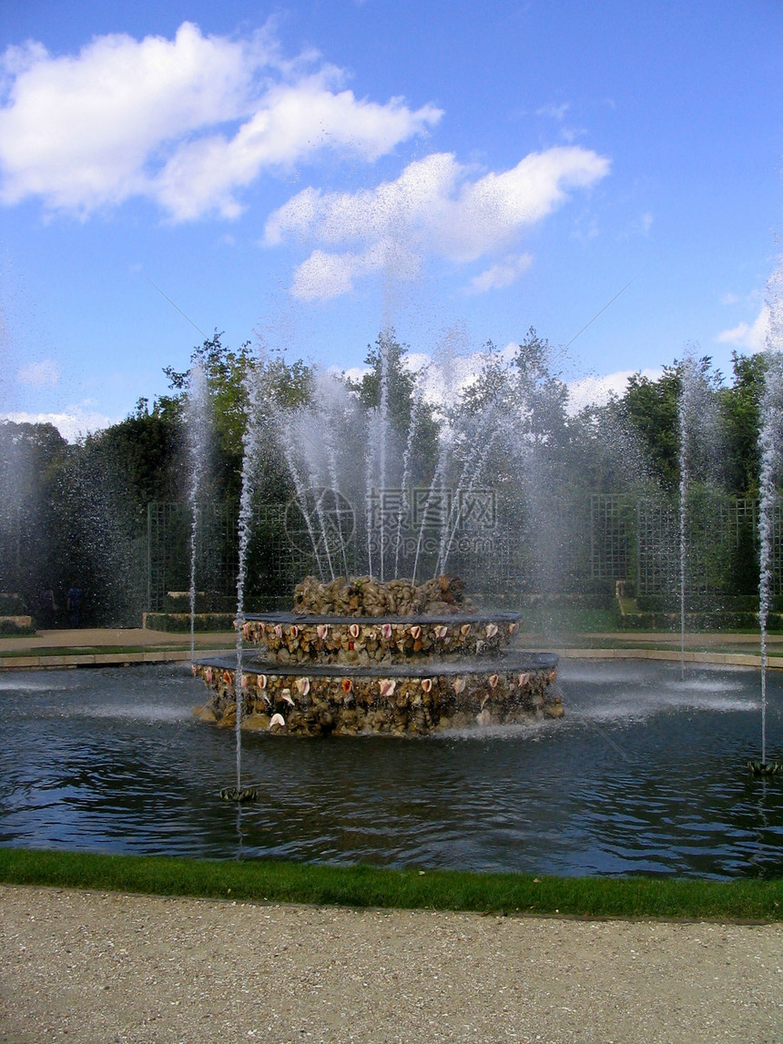 凡尔赛喷泉树木花园池塘天空图片