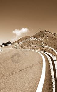 横山山国家驾驶爬坡地平线棕褐色运动草地车道天空路面高清图片