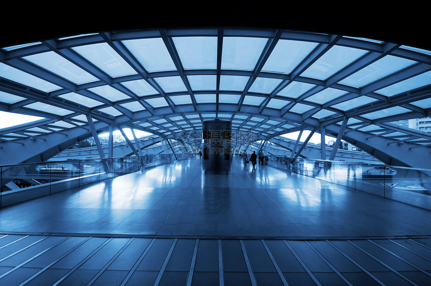 现代火车站的建筑结构城市速度购物中心城际蓝色商业火车栏杆运输平台图片