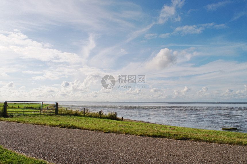 北海滨气候季节多云蓝色海滩天气风景天空鹅卵石绿色图片